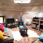 Vue d'ensemble de la kerterre Esprit Cabane. le futon replié permet de circuler librement dans la pièce sans se sentir à l'étroit