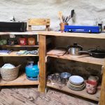 Le meuble contenant la vaisselle, les casseroles. Sur le dessus un rechaud 2 feux gay et un lavabo pour la vaisselle et petite toilette