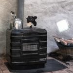 Le poêle à bois permet de chauffer rapidement la kerterre qui est ainsi habitable toute l'année